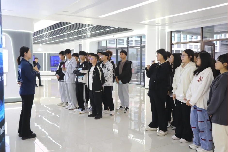 筑牢基础 展望未来 ▏唐山学院会计学院学生到尊龙凯时智能参观学习